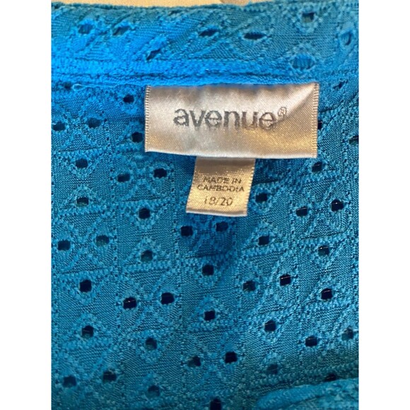 Avenue Women's Plus Sz 18/20 Blue Sleeveless Eyelet 1/4 Button Layered Top - Picture 8 of 12